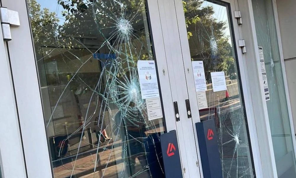 Καταδρομική επίθεση σε τράπεζα κοντά στα δικαστήρια της Ευελπίδων